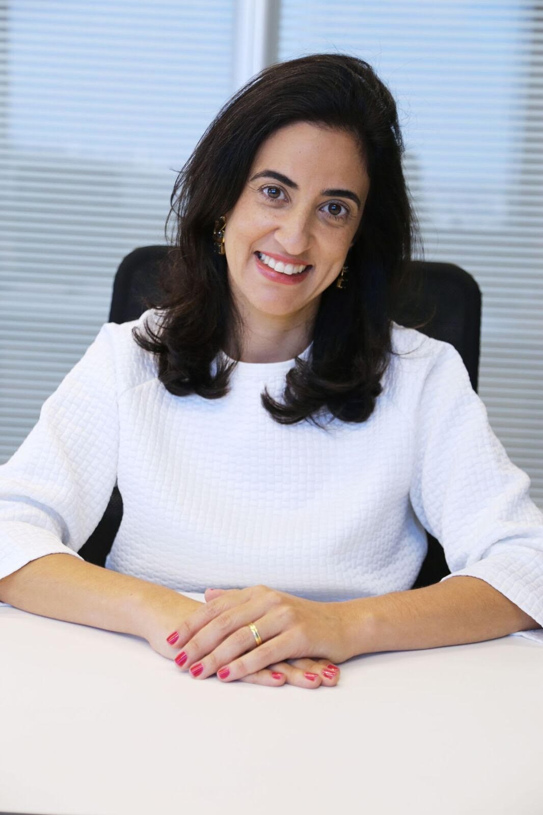 Retrato de Carla Cristina Rizek no escritório.